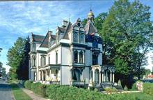 нарядные фасады с полосатой крышей